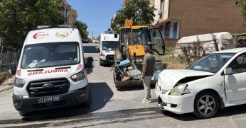 Otomobil iş makinesiyle çarpıştı: 2 yaralı