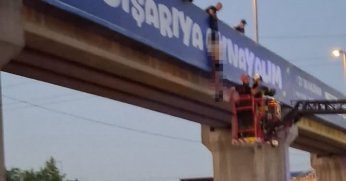 Yarı çıplak şahıs üst geçitte asılı bulundu