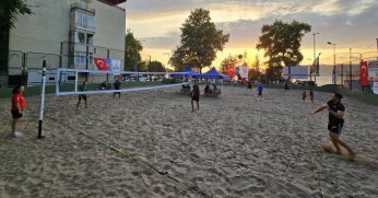 Gölcük’te plaj voleybolu başlıyor