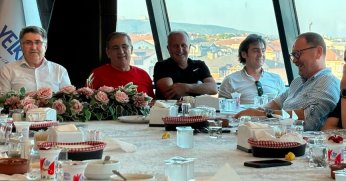 Efsane futbolcular bu yemekte buluştu