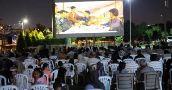 Açık hava sinema gecelerine ilgi büyük