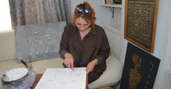 Rölyef sanatı ile hayata tutunuyor