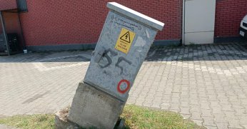 Eğik durumdaki elektrik kutusu dikkat çekiyor