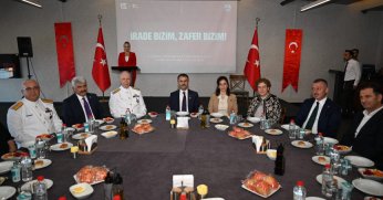 Şehit aileleri ve gaziler onuruna yemek