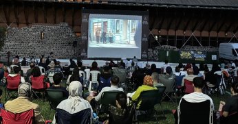 Açık havada filme yoğun ilgi