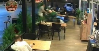 Motosiklet lokantadaki müşteriye çarptı