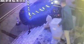Petshop önündeki mama kutusunu çaldı