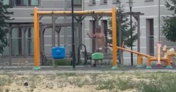 Elinde bıçakla parkta cinnet geçirdi
