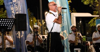 Millet bahçesinde müzik dolu akşam