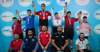 Minik güreşçiler madalyaları topladı