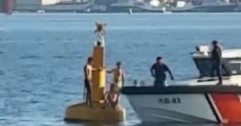 Deniz fenerinde mahsur kalan 3 kişi kurtarıldı