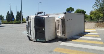 Devrilen kamyonetin sürücüsü yaralandı