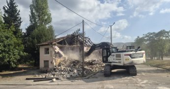 Gölcük’te 2 metruk  bina daha yıkıldı