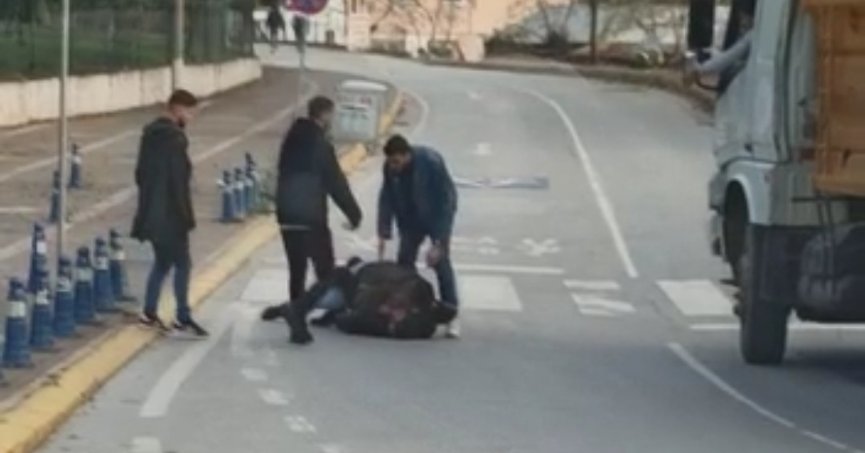 Okul çıkışı yolun ortasında kavga ettiler