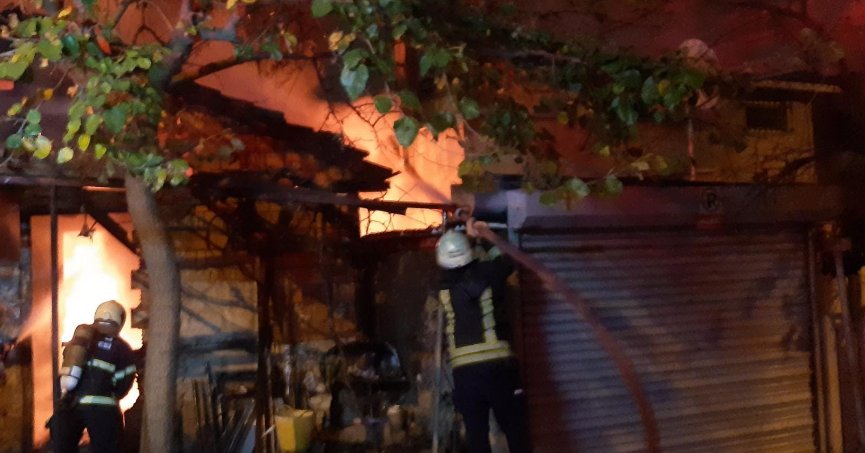 Gecekondu bir anda alevlere teslim oldu