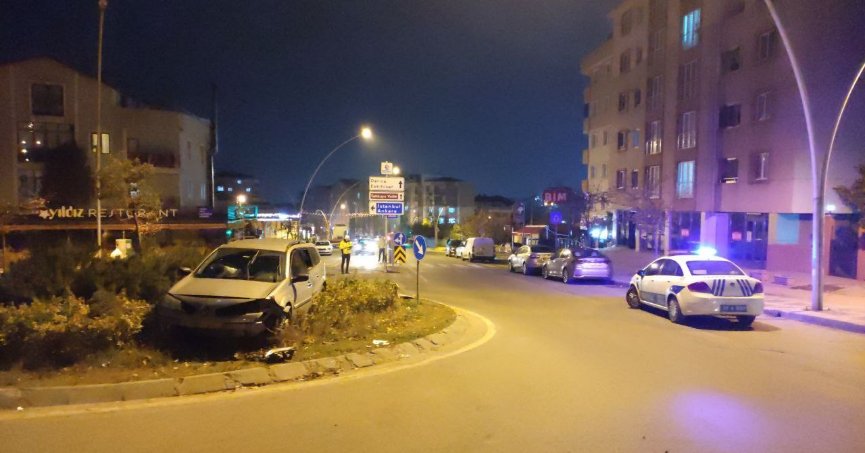 Kaza yaptıkları aracı bırakıp kaçtılar