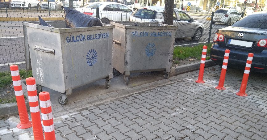 Konteynır önüne araç  parkı duba ile engellendi   