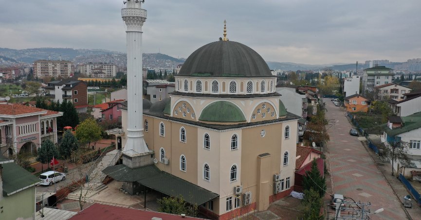 A Takımı caminin yıpranan dış cephesini yeniledi