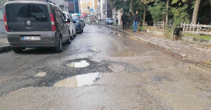 4. Sokak’ta çukurlar kapatılmalı