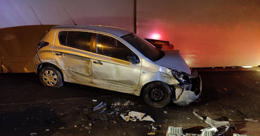 Kaza yaptığı hacizli otomobili bırakıp kaçtı