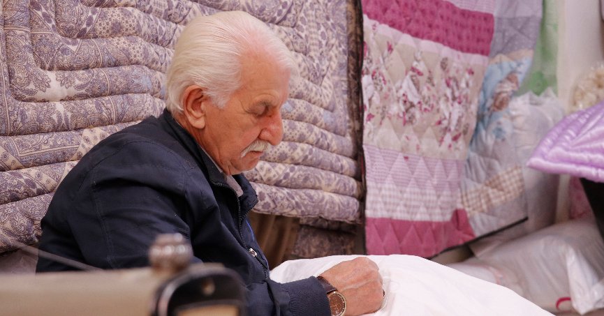 Aynı yüksükle 57 yıldır yorgan dikiyor