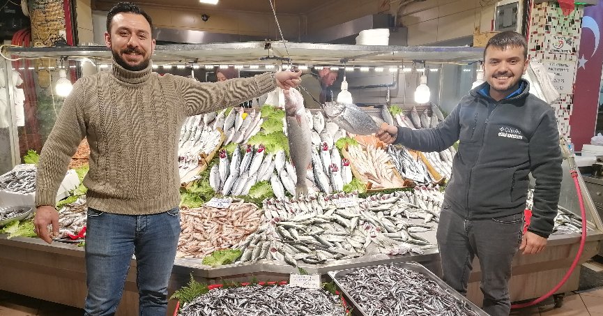 Tezgahları küçük  balıklar süslüyor