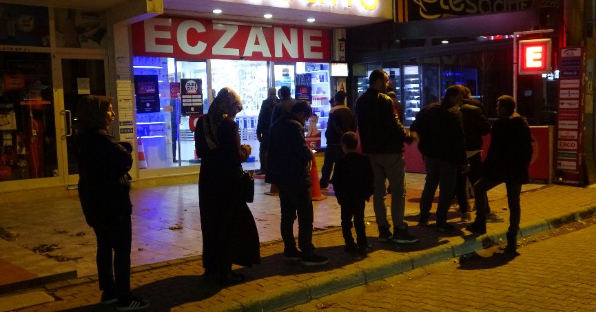 Artan hastalıklar nöbetçi eczanelerde kuyruk oluşturdu