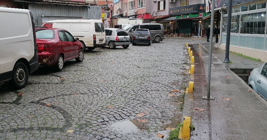 Araç parkları trafiği etkiliyor