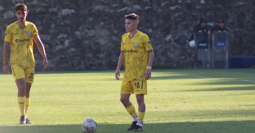 Furkan Gedik, Derince’yi sırtlıyor