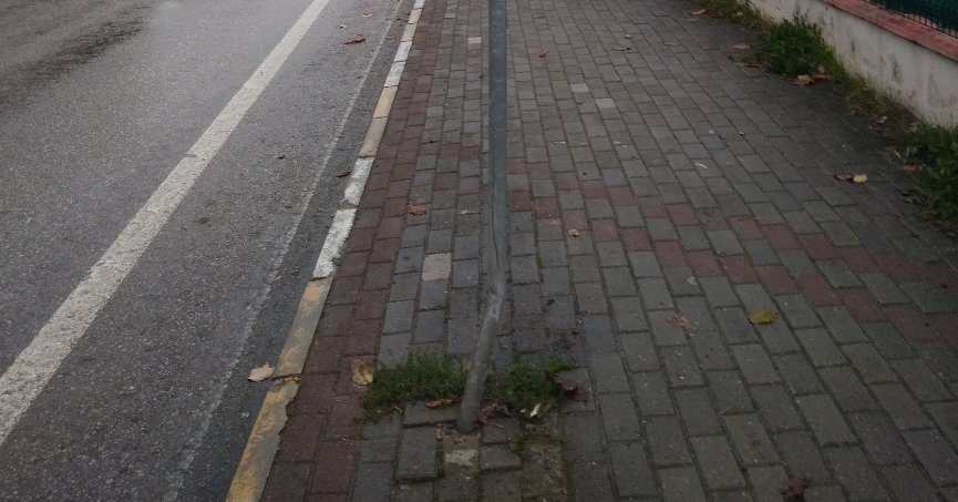 Tabelayı taşıyan  direk düzeltilmeli