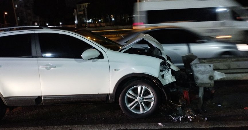 Bariyere çarpan aracın sürücüsü yaralandı