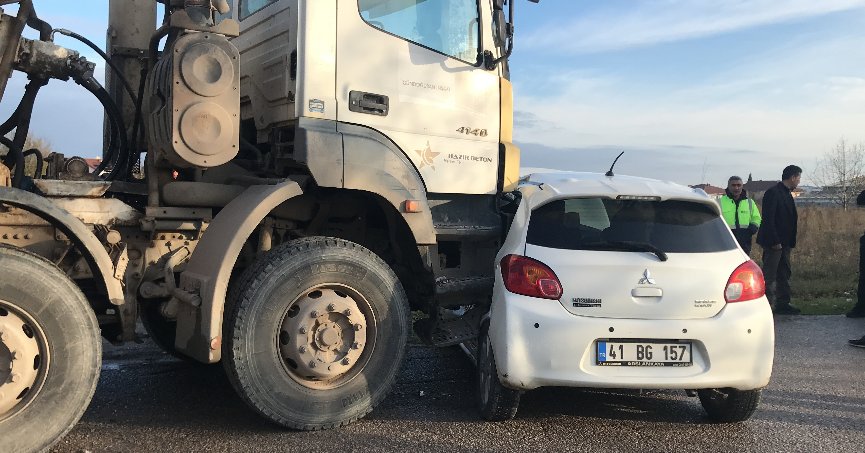 Tankerle otomobil çarpıştı: 2 yaralı