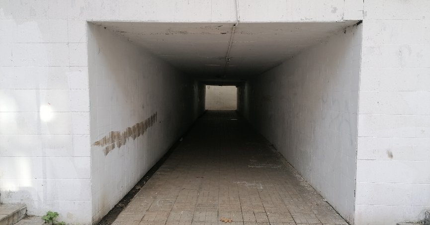 Altgeçit duvarları yazılarla kirletildi