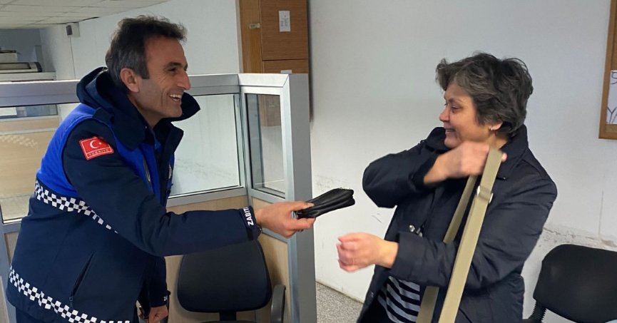 Zabıta kayıp cüzdanı  sahibine ulaştırdı