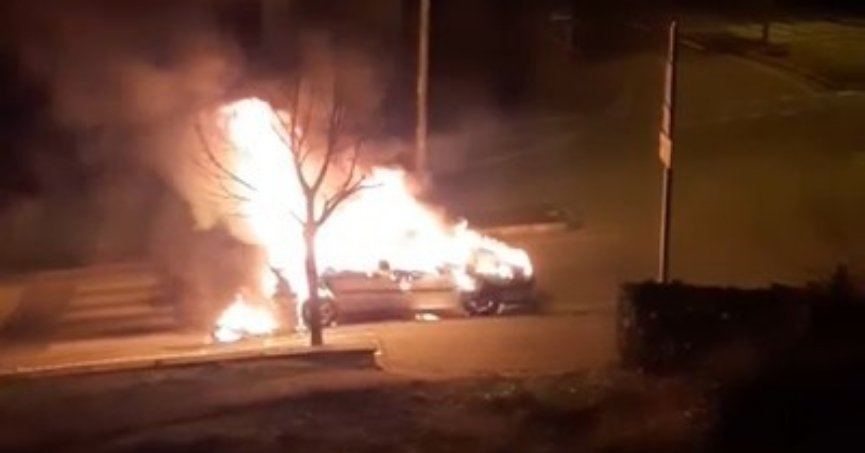 Seyir halindeki otomobil alev alev yandı