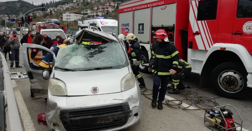 Tanker hafif ticari  araca çarptı: 3 ölü