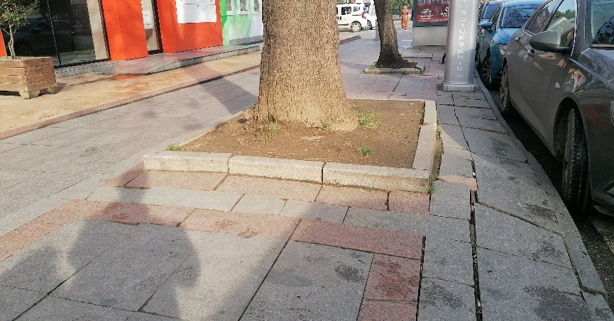 Kaldırım zemini düzeltilmeli