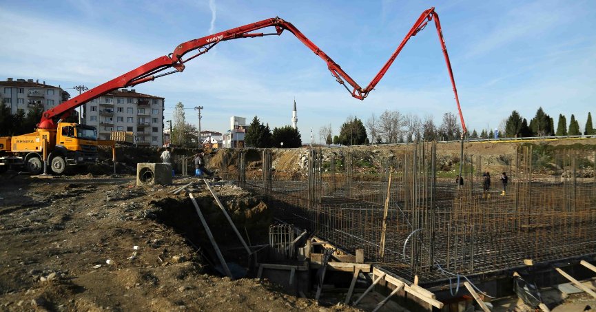 Yeni terminalin temel betonu atılıyor 