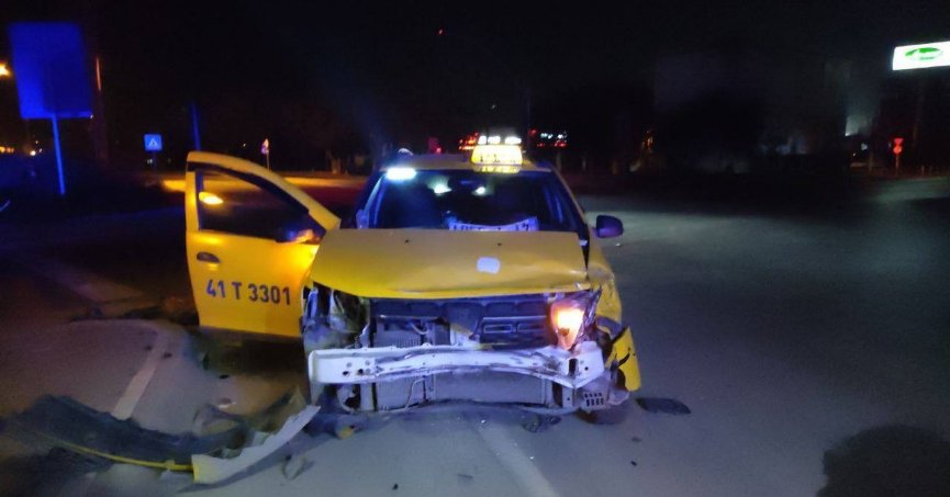 Çocuğunu hastaneye götürürken kaza yaptı