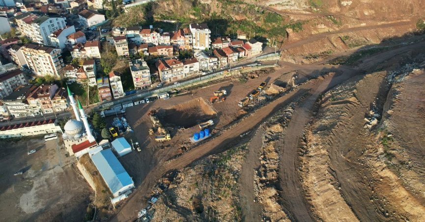 Kentsel dönüşüm için kazılan  alandan tarihi mezar çıktı