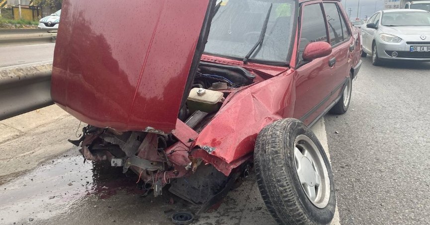 Otomobil bariyerlere çarptı: 1 yaralı