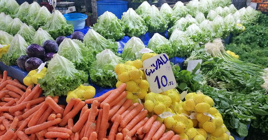Pazarda meyveler yoğun ilgi görüyor