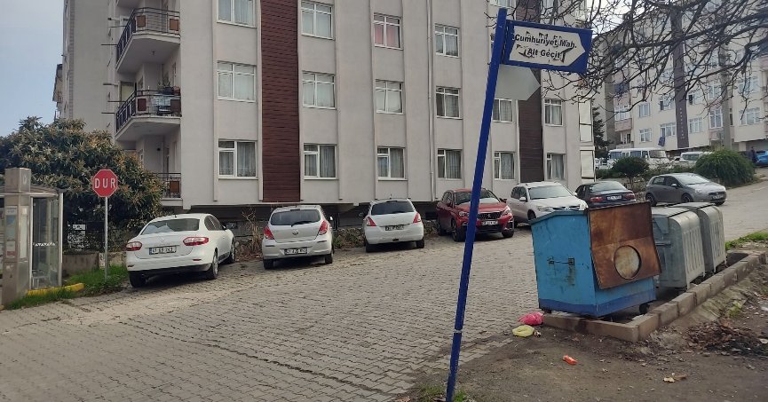 Eğilen tabelaya  düzeltme gerekli