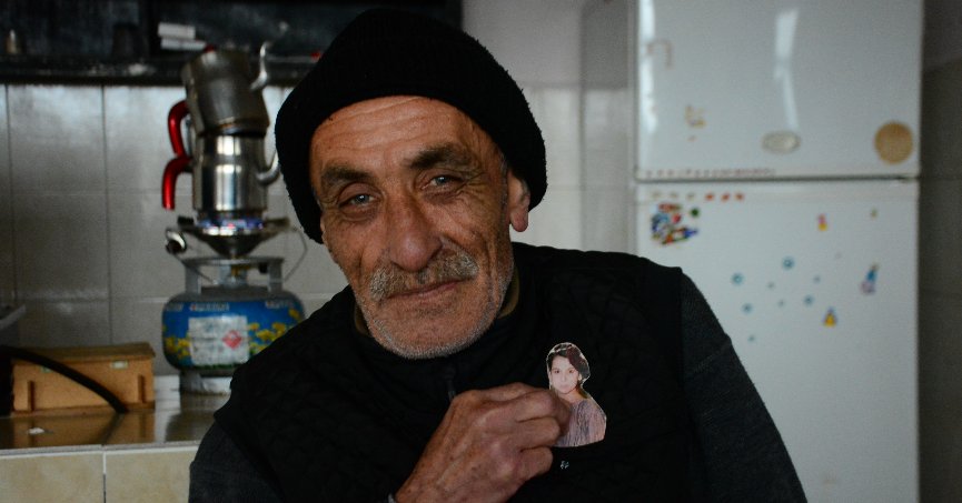 Eşinin fotoğrafını 28  yıldır yanında taşıyor