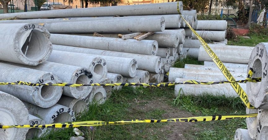 Beton direklerin arasında sıkışan çocuk öldü