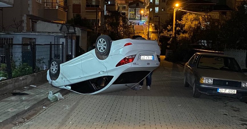 Köpeğe çarpmamak için  takla atan araçta 3 yaralı