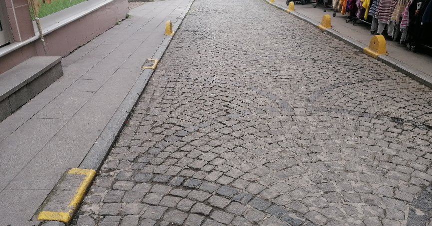 Kaldırım kenarlarındaki taşlar kırık durumda