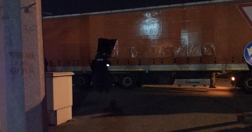 Tırın dorsesinde çok sayıda düzensiz göçmen yakalandı