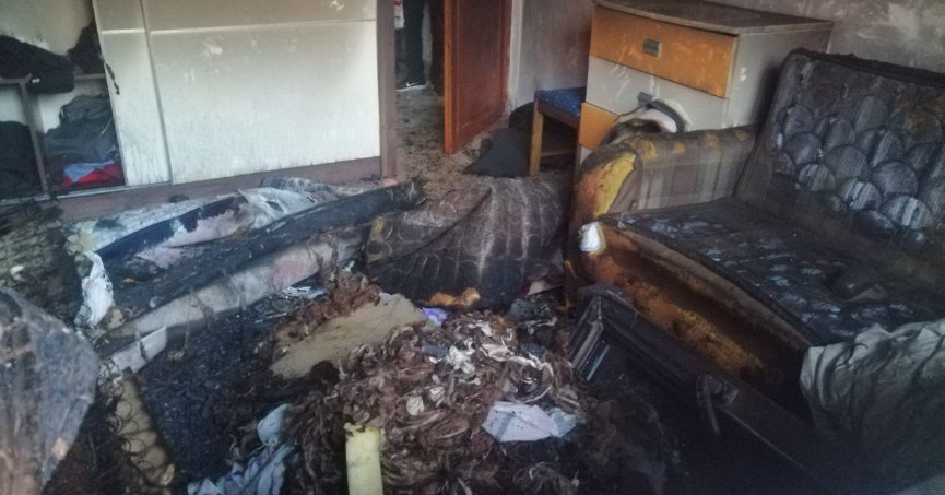 Korkutan yangın: 3 çocuğuyla alevlerden kaçtı