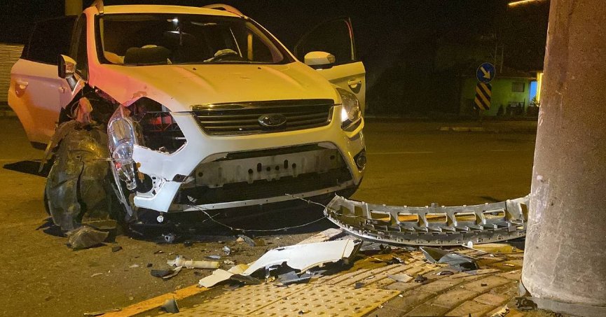 Otomobil direğe çarptı: 1 yaralı